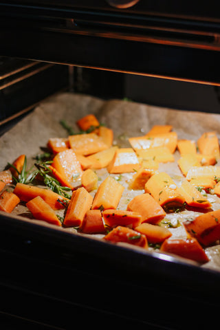 Recept: Geroosterde worteltjes met verse kruiden, knoflook en honing